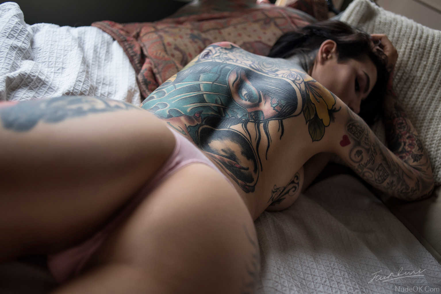 Pose Lying Bed Room Nude US-UK Girl White Skin