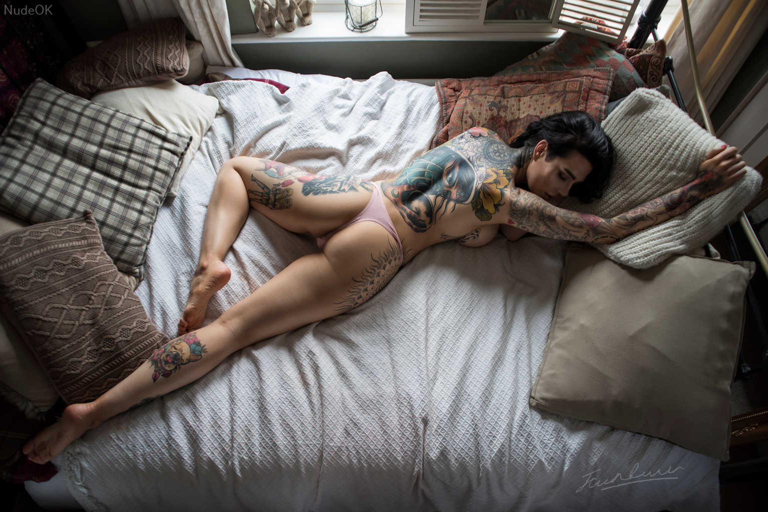 Pose Lying Bed Room Nude US-UK Girl White Skin